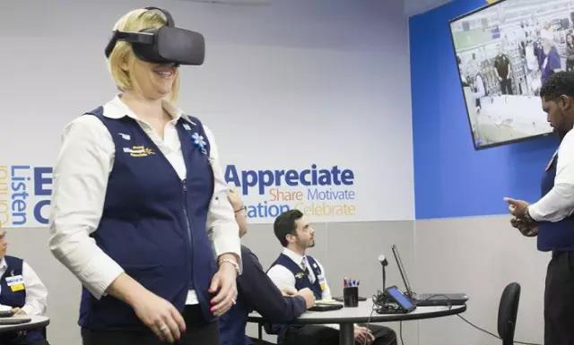 沃尔玛携手Strivr:为新员工进行黑五大促VR培训